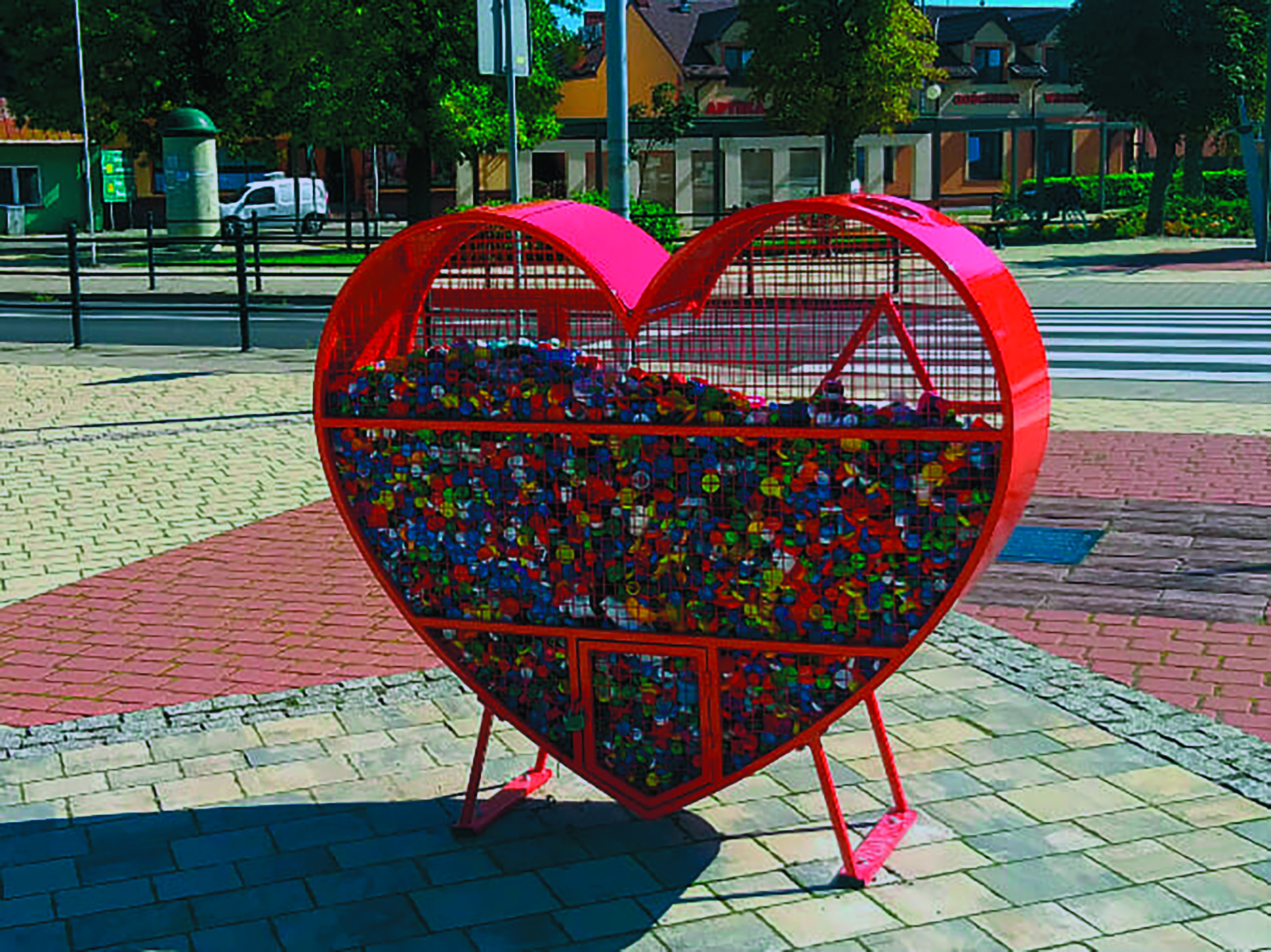 Imatge pels mitjans: Dipòsits per recollir taps de plàstic